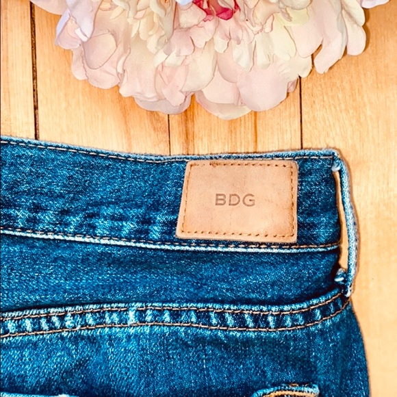 Urban Outfitters BDG Mid Rise Cut Off Jean Shorts - Picture 3 of 7